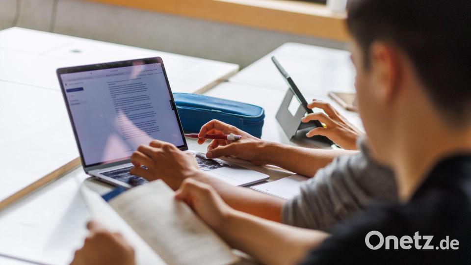 Digitale Bildung soll künftig eine stärkere Rolle in der Ausbildung bayerischer Lehrkräfte spielen. (Archivbild) Bild: Philipp von Ditfurth/dpa