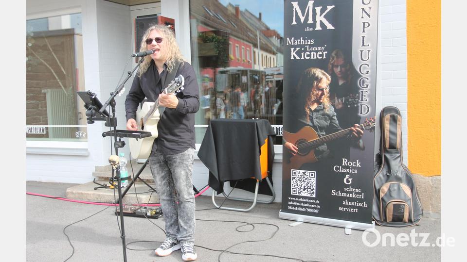 Mathias "Lemmy" Kiener gibt unter anderem Rock-Classics zum Besten. Bild: Josef Pilfusek
