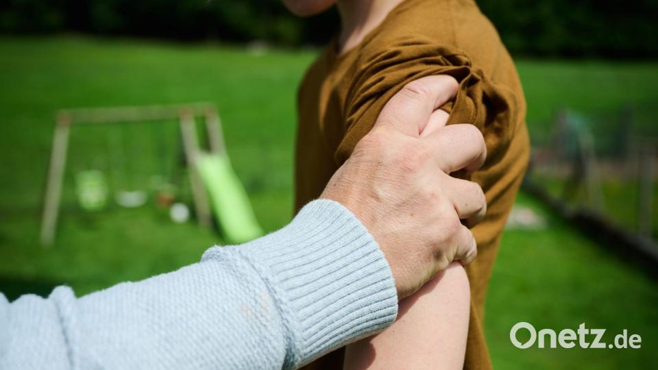 Mutter, Vater und ein Familienfreund sollen eine 12-Jährige gemeinschaftlich vergewaltigt haben. (Symbolfoto) Bild: Annette Riedl/dpa