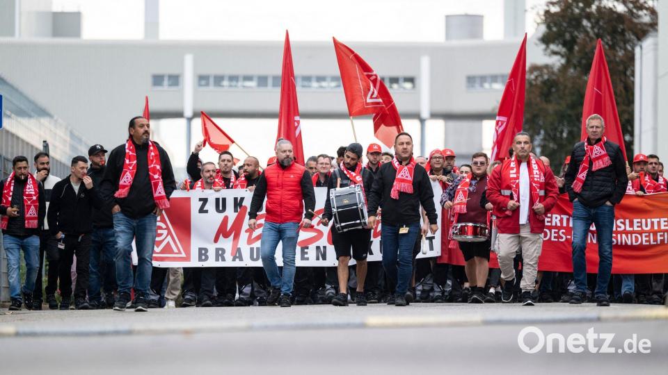 Sindelfingen: Beschäftigte der Mercedes-Benz AG vor Betriebsversammlung – IG Metall ruft zum Automobil-Aktionstag auf Bild: Marijan Murat/dpa