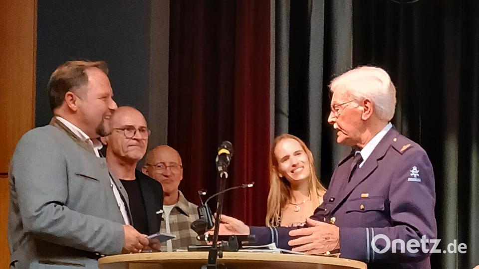 Am Ende der Veranstaltung gab es für die KMS-Leiterin Laura Demjan (Zweite von rechts) Spenden von den lokalen Politikern, Landrat Hubert Schicker und Bürgermeister Hans-Peter Schärl sowie Geschenke vom Organisator des Chor, Oberstleutnant Ge Rietveld (von links), der das Konzert auch moderierte. Bild: Ulla Britta Baumer