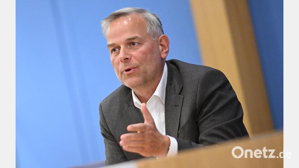 AfD-Spitzenmann Holm reklamierte den Auftrag zur Regierungsbildung für die AfD. Bild: Britta Pedersen/dpa