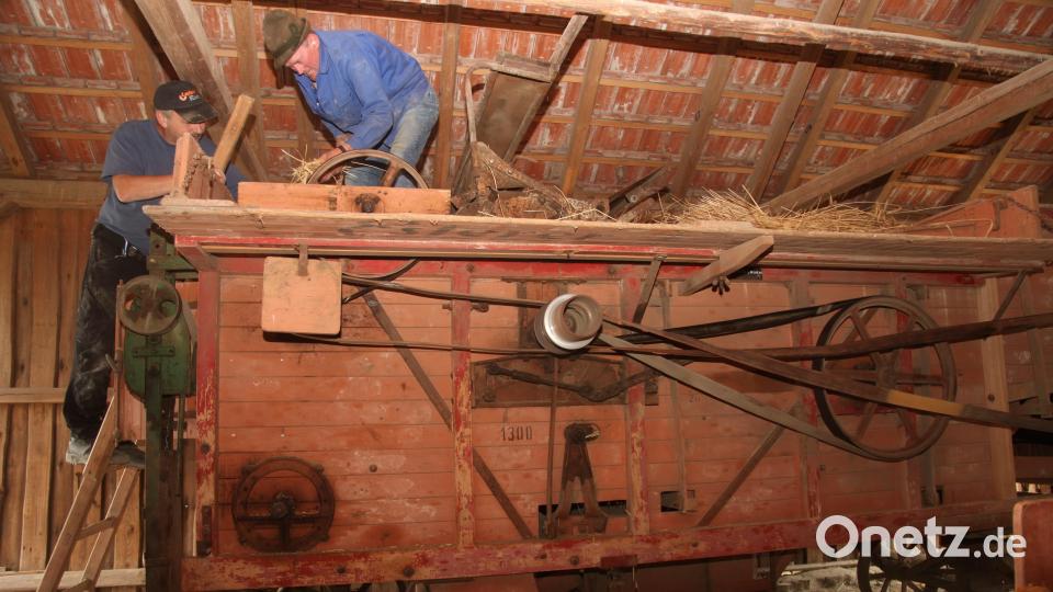 Die historische Dreschmaschine aus Niedermurach kam beim Thementag im Oberpfälzer Freilandmuseum wieder zum Einsatz. Bild: Rudolf Hirsch