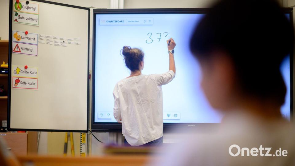 Mehr Praxis für Lehramtsstudierende in Bayern - das ist einer der Kernpunkte eines neuen Masterplans für die Ausbildung. (Symbolbild) Bild: Julian Stratenschulte/dpa