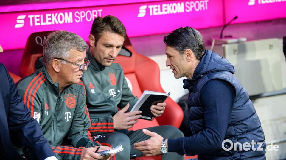 Niko Kovac (r) trauert um Trainer-Legende Peter Hermann (l). (Archivfoto) Bild: Matthias Balk/dpa