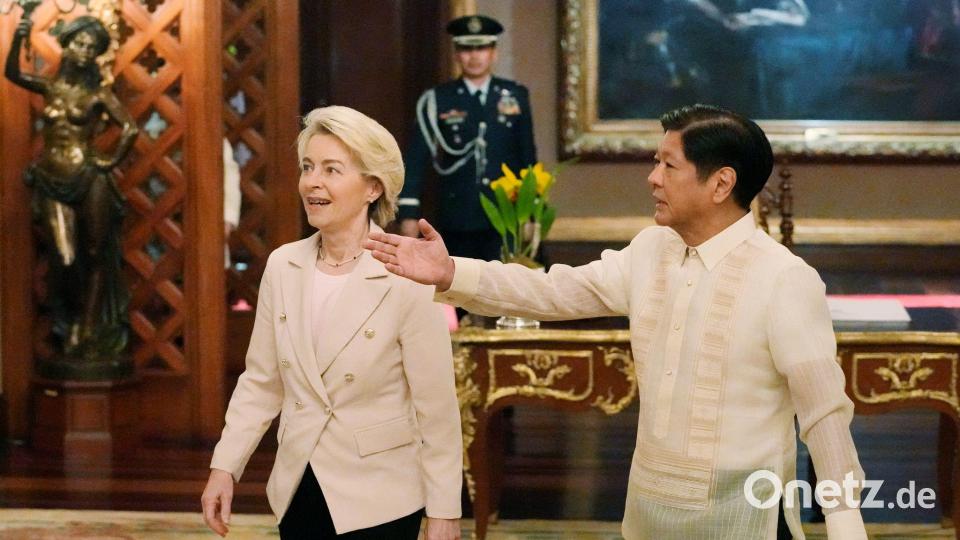 Von der Leyen besuchte den Präsidenten der Philippinen, Ferdinand Marcos Jr., 2023 in Manila. Die Seiten einigten sich, die Verhandlungen über ein Freihandelsabkommen wieder aufzunehmen. (Archivbild) Bild: Aaron Favila/Pool AP/AP/dpa