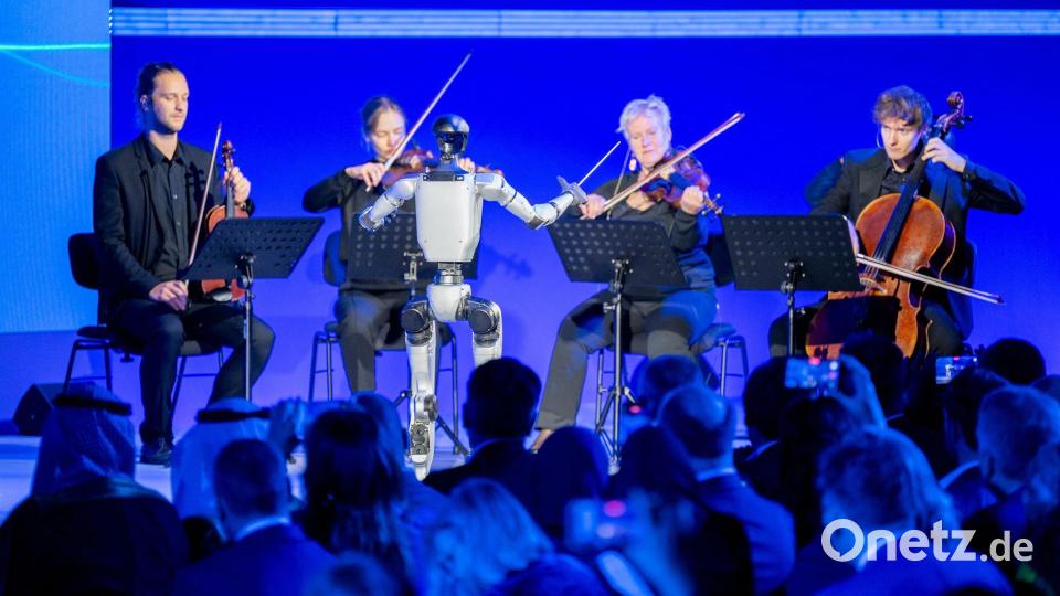 Ein Roboter als Dirigent Bild: Christophe Gateau/dpa
