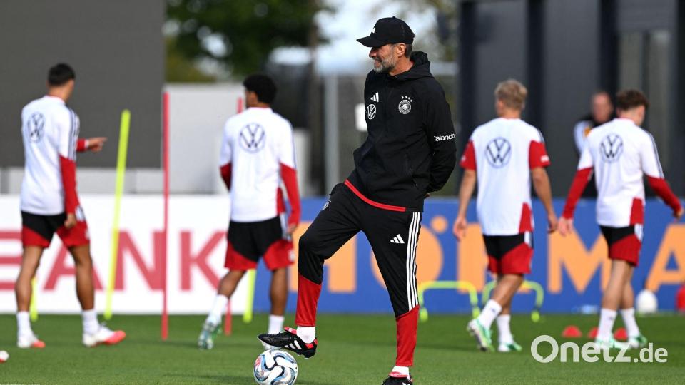 Jürgen Klopp beobachtet den Trainingsstart der Fußball-Nationalmannschaft. Bild: Federico Gambarini/dpa