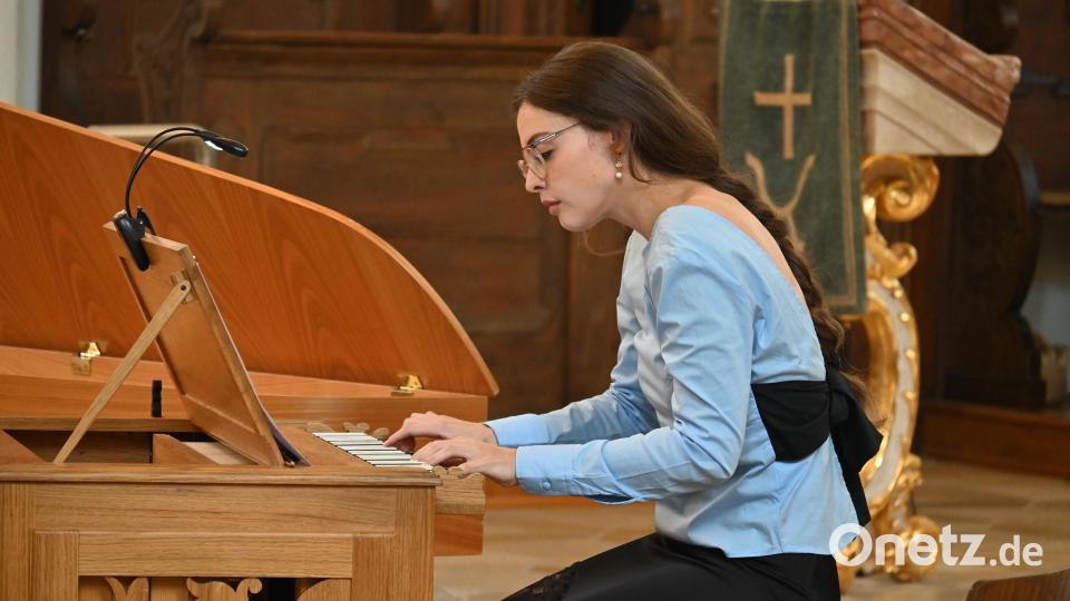 Dorothea Weser ließ die Froberger-Toccaten auf der mitgebrachten Truhenorgel erklingen. Bild: Kerstin Kiener