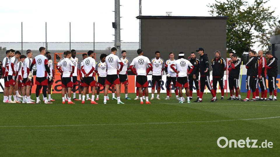 Jürgen Klopp richtet vor dem ersten Teamtraining eine Ansprache an die Nationalspieler. Bild: Federico Gambarini/dpa
