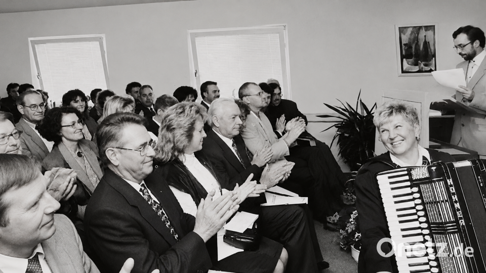 Peter Weiß (am Rednerpult) bei der Eröffnung der Oase 1996. In der ersten Reihe saß die CSU-Bezirksrätin Petra Dettenhöfer (Dritte von links), die die politische Geburtshelferin der Einrichtung war. Archivbild: Karin Wilck