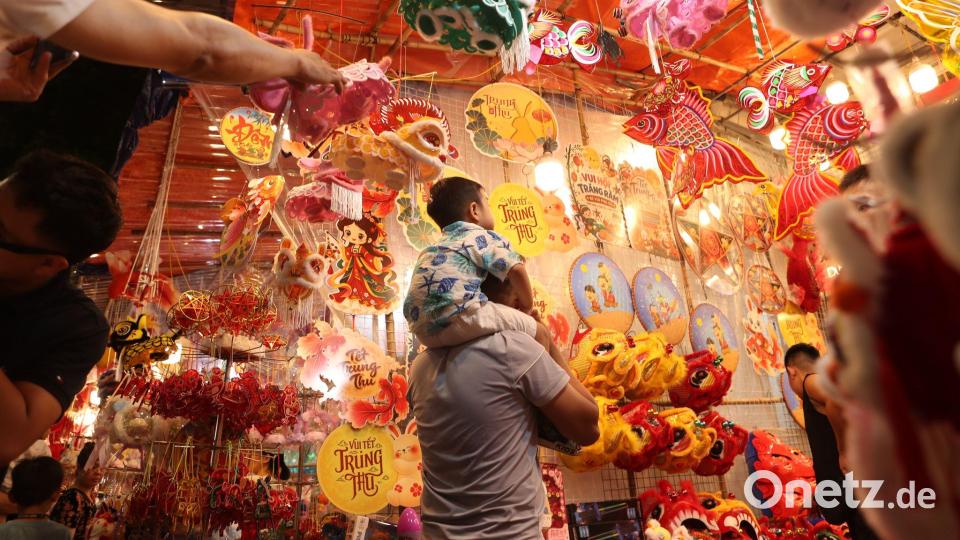 Ein vietnamesischer Laden für Festtagsartikel im Vorfeld des Mittherbstfestes in der Altstadt. Bild: Aniruddha Ghosal/AP/dpa
