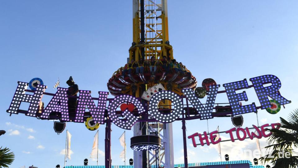 Weniger als 24 Stunden nach einem tödlichen Unfall auf dem Münchner Oktoberfest ist der Freifall-Turm „Hangover“ wieder in Betrieb. Bild: Felix Hörhager/dpa