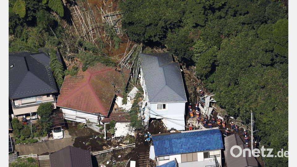 In Miura in der Präfektur Kanagawa im Osten Japans wurden Häuser teilweise von einer Schlammlawine verschüttet. Bild: -/kyodo/dpa