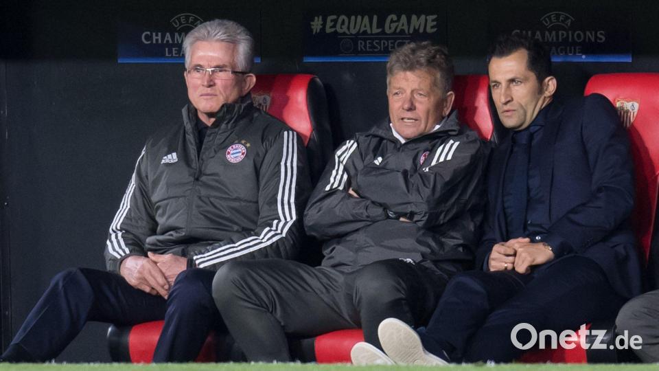 Jupp Heynckes (l) trauert um seinen damaligen Co-Trainer Peter Hermann (M). (Archivbild) Bild: Sven Hoppe/dpa