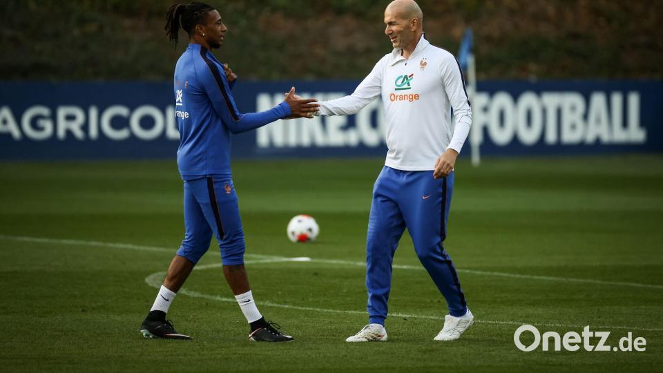 Zinedine Zidane (r) und Michael Olise klatschen sich ab. Bild: Thomas Padilla/AP/dpa