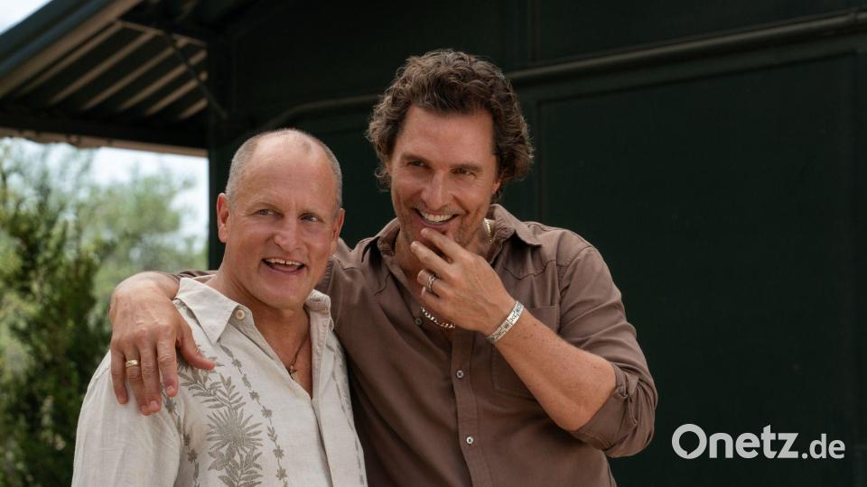 Nur Freunde oder Brüder? Woody Harrelson (l) und Matthew McConaughey mischen in „Brothers“ Realität und Fiktion. Bild: -/Apple TV/dpa