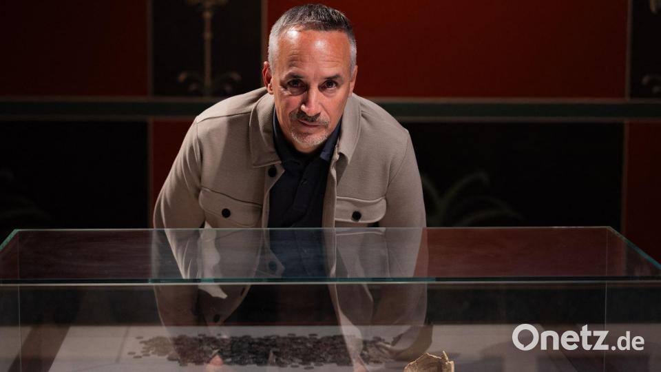 Sondengänger Oliver Riedl hat den Schatz auf einem Acker bei Wesseling gefunden. Bild: Rolf Vennenbernd/dpa