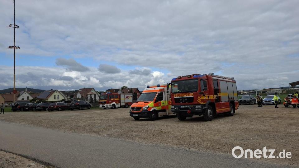 Polizei und Feuerwehr suchen bei Diendorf nach einem vermissten Mann. Auch das BRK ist vor Ort. Bild: Eva Kreuzer