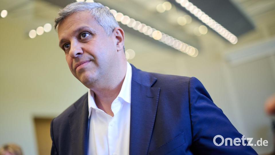 SPD-Fraktionschef Raed Saleh hat die SPD-Abgeordneten über seine Entscheidung informiert. Bild: Sebastian Gollnow/dpa