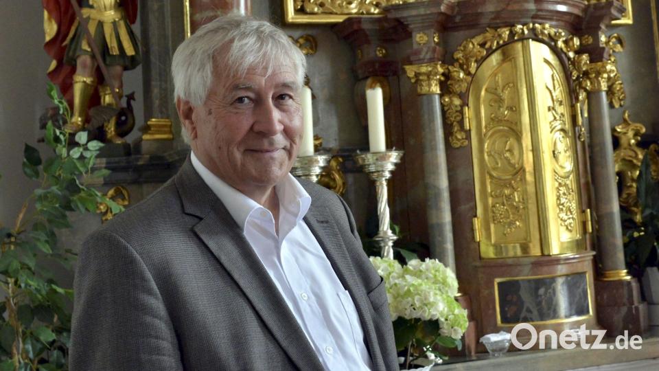 Wolf-Dieter Hamperl in der Pfarrkirche Neukirchen zu St. Christoph. Der Künstler Wilhelm Vierling malte 1942 das Hochaltarbild mit dem Heiligen Christophorus. Hamperl ist Autor eines Buches über den Künstler. Archivbild: Karin Wilck