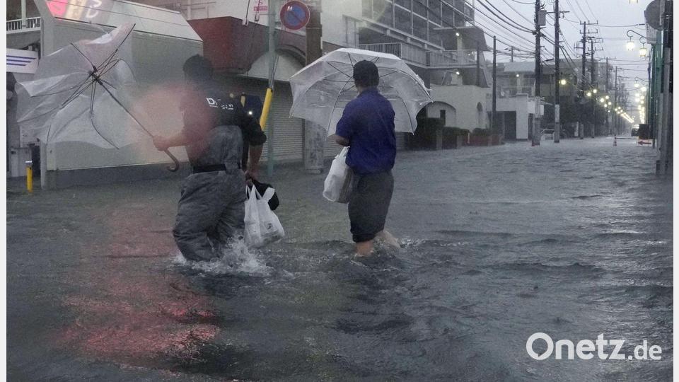 Eine Straße in Ichikawa in der Nähe von Tokio ist aufgrund des Taifuns „Dujuan“ überflutet. Bild: -/kyodo/dpa