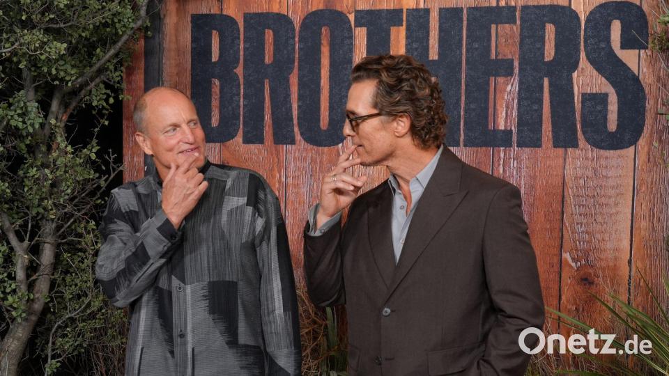 Woody Harrelson (l) und Matthew McConaughey sind auch im echten Leben enge Freunde. Bild: Chris Pizzello/Invision/AP/dpa