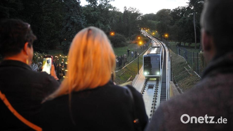 Viele Ehrengäste und Schaulustige machten Fotos mit ihren Handys. Bild: Michael Heitmann/dpa