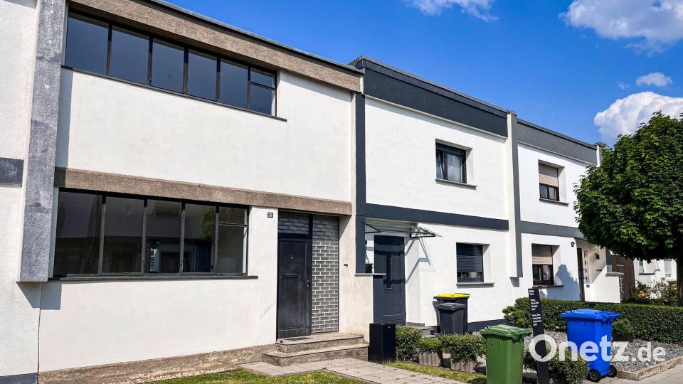 So wie das Haus Anton (links) sahen bei der Fertigstellung alle Häuser in der Siedlung Dessau-Törten aus. Inzwischen sind die meisten mehr oder weniger umgebaut worden. (Archivbild) Bild: Heidi Scharvogel/dpa-tmn