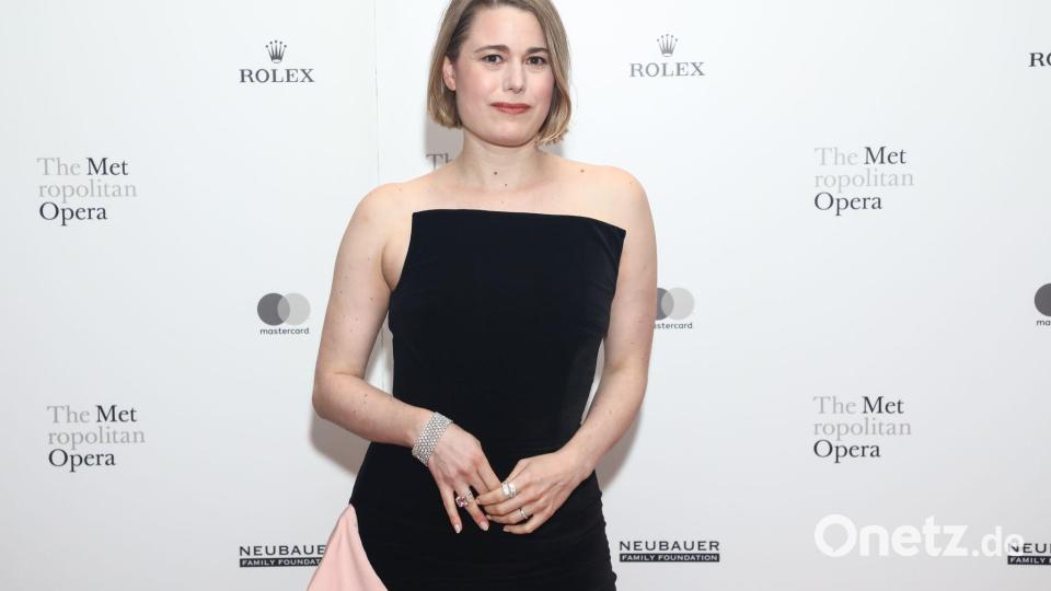 Die Met-Anfrage hat ihr „Leben über Nacht verändert“, sagt Regisseurin Louisa Proske. Bild: Andy Kropa/Invision/AP/dpa