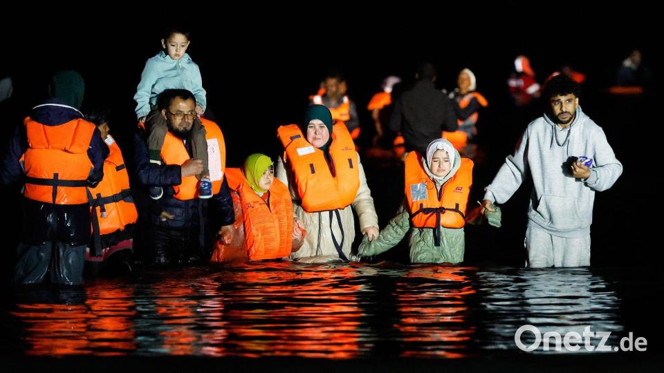 Eine Gruppe von Migranten versucht in Hardelot mit einem Schlauchboot den Ärmelkanal von Frankreich nach Großbritannien zu überqueren. Bild: Jean-Francois Badias/AP/dpa