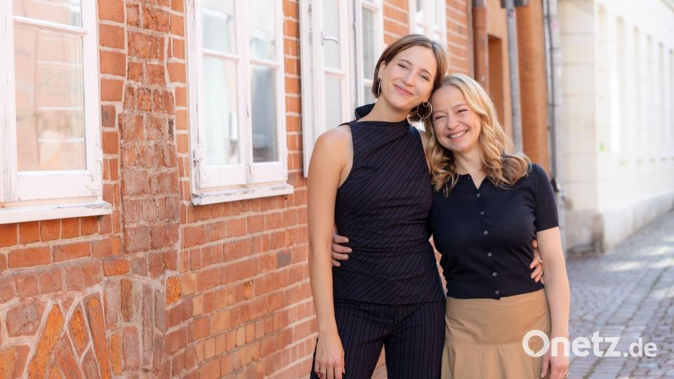 Theresa Scholze als Flora Mahler (rechts) und Greta Geyer als Filmtochter Jasmin spielen in der neuen Staffel der in Lüneburg spielenden Vorabendserie „Rote Rosen“ zentrale Rollen. (Archivbild) Bild: Ulrich Perrey/dpa