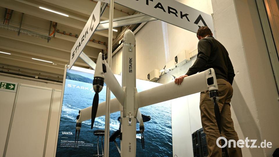 So eine Drohne ist knapp zwei Meter hoch. Dank Propellern kann sie wieder landen. Bild: Wolf von Dewitz/dpa