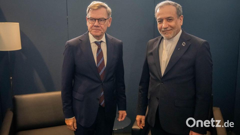 Außenminister Johann Wadephul (l) traf auch mit seinem iranischen Amtskollegen Abbas Araghtschi zusammen. Bild: Michael Kappeler/dpa