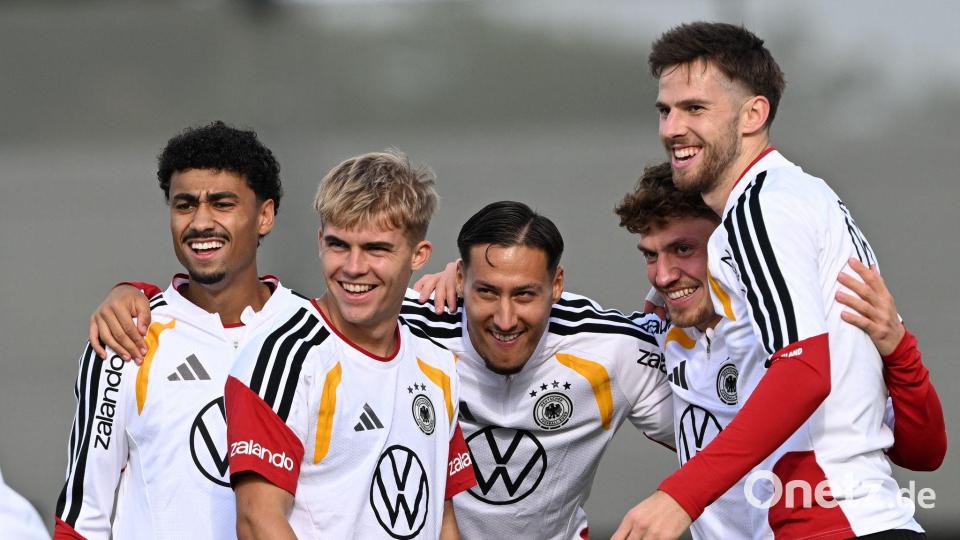 Viele neue Gesichter um Hennes Behrens, Younes Ebnoutalib und Phillip Treu. Bild: Federico Gambarini/dpa