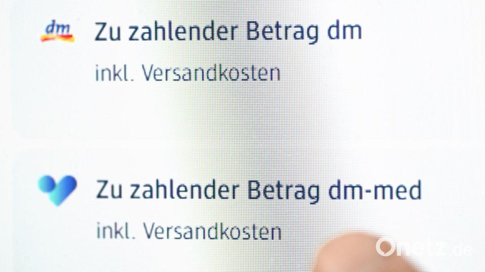 Beim Einkauf werden Produkte von dm und von dm-med getrennt ausgewiesen. Bild: Bernd Weißbrod/dpa