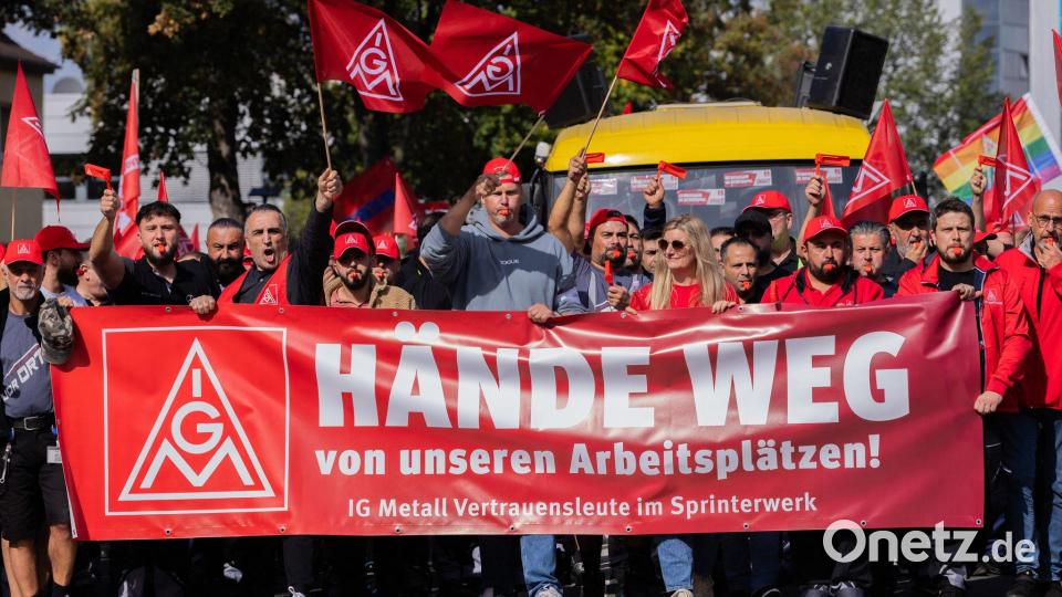 Bei einem bundesweiten Aktionstag hatte die IG Metall rund 175.000 Beschäftigte der Automobilindustrie mobilisiert. (Archivbild) Bild: Rolf Vennenbernd/dpa