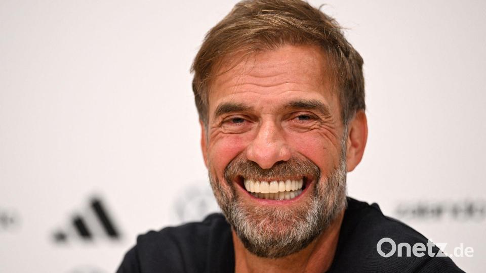 Los geht's: Bei der Pressekonferenz in der Amsterdam-Arena war Jürgen Klopp noch total locker. Bild: Federico Gambarini/dpa