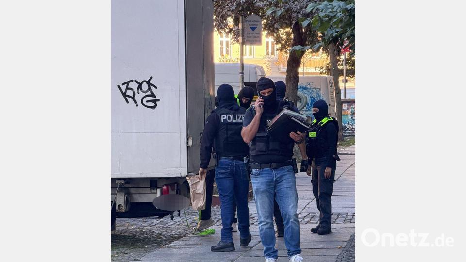 Bei den Razzien sind auch Spezialkräfte der Polizei im Einsatz. Bild: Sven Kaueler/dpa