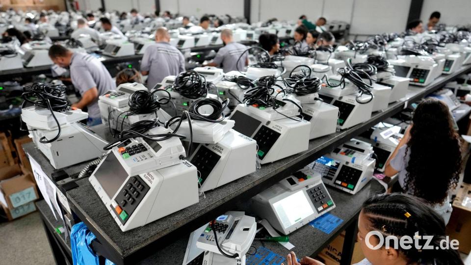 Mitarbeiter des Wahlgerichts testen und bereiten elektronische Wahlgeräte im Vorfeld der brasilianischen Präsidentschaftswahlen im Oktober vor. Bild: Eraldo Peres/AP/dpa