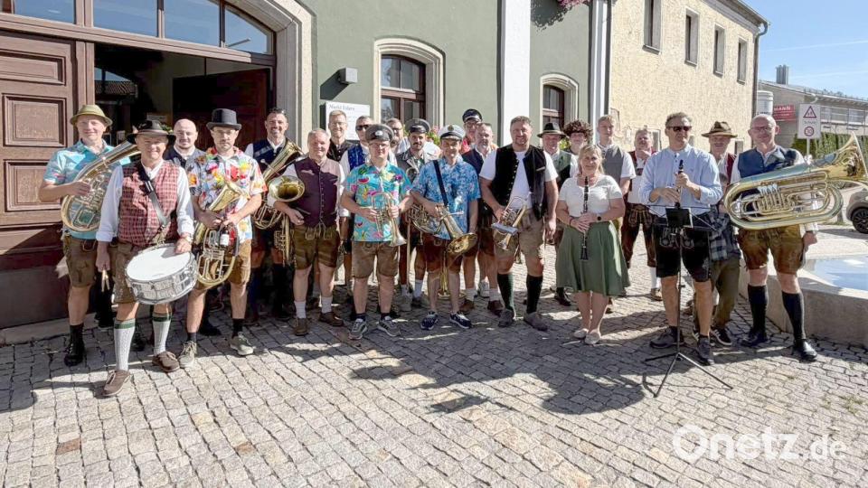 Die Eslarner Werkstatt-Musikanten, die Patroziner und die Schlutuper schlossen sich nach der Trauung zu einem großen Orchester zusammen. Bild: Karl Ziegler