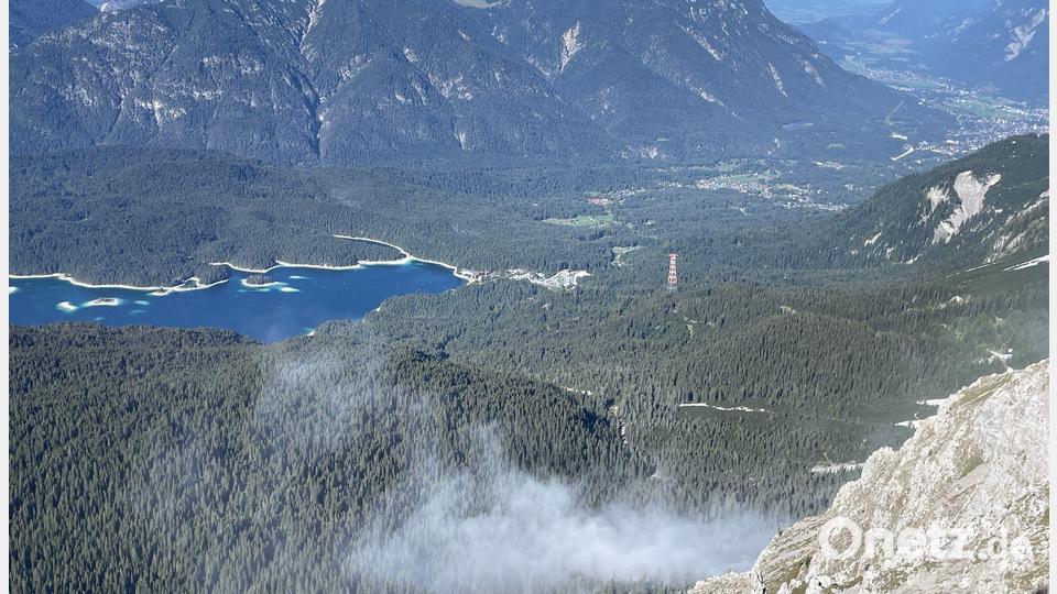 Auch am Mittwoch waren Staubwolken von einem weiteren Felssturz zu sehen. Bild: Marc Zeilhofer/dpa