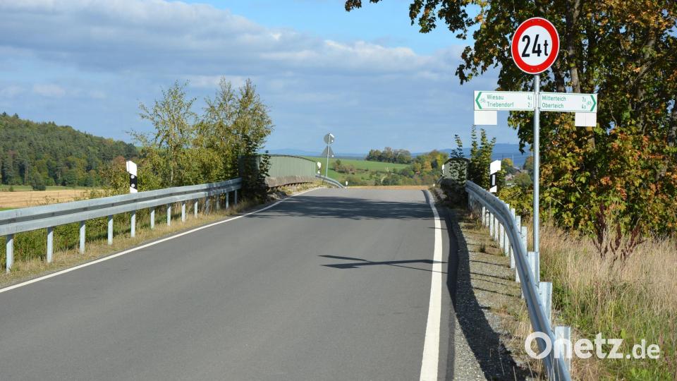 Die Eisenbahnbrücke entlang der Straße von Triebendorf nach Oberteich ist nur für Fahrzeuge mit einem Gesamtgewicht von unter 24 Tonnen zugelassen. Durch den Umleitungsverkehr von Wiesau nach Mitterteich sollen jedoch auch schwerere Lastwagen darüberfahren. Bürgermeister Stefan Grillmeier möchte dieses Anliegen an die Polizei weitergeben. Bild: Josef Rosner