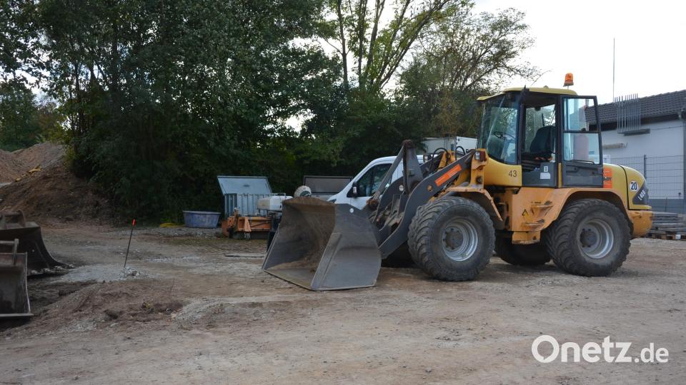 Hier, wo derzeit noch Baumaschinen stehen, sollen eingeschossige Nebengebäude für Umkleiden, Toiletten, Technik- und Lagerräume an der Schulsportanlage entstehen. Der Bauausschuss stimmte dem einstimmig zu. Bild: Josef Rosner