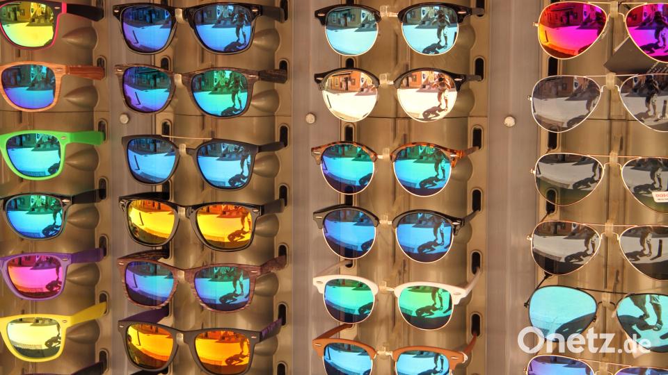 Eine sichere Sonnenbrille muss nicht teuer sein, sagt der Tüv-Verband. Auch preisgünstige Modelle könnten die Augen zuverlässig schützen, wenn sie die geltenden Qualitäts- und Sicherheitsanforderungen erfüllen. Symbolbild: maho – stock.adobe.com
