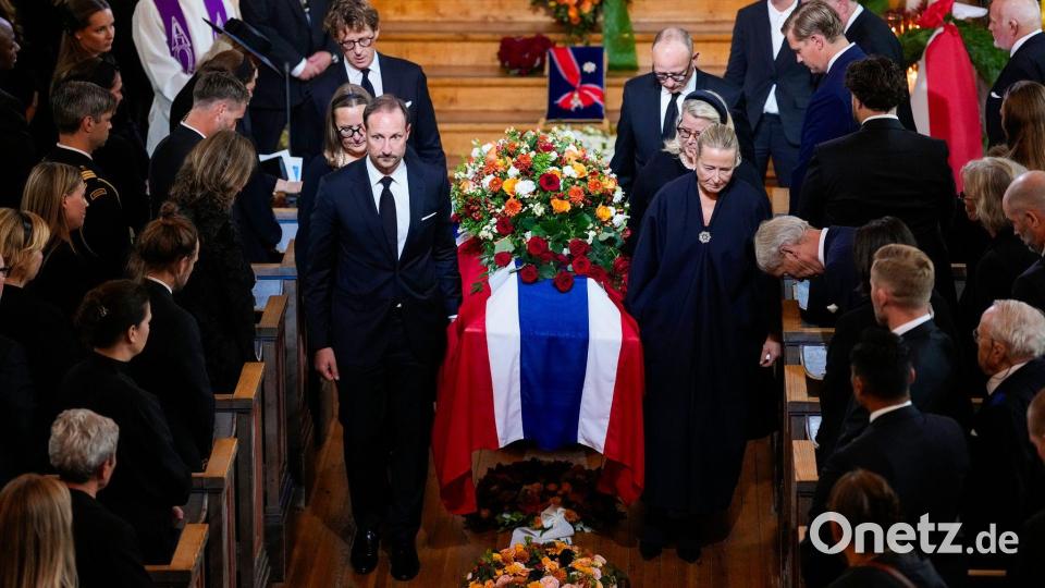 König Haakon VIII. (vorne links) trug den Sarg seiner Tante, Prinzessin Astrid. Bild: Ole Berg-Rusten/POOL NTB/AP/dpa
