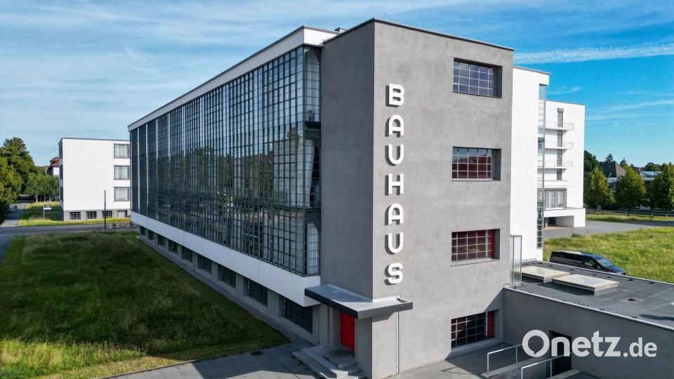 Blick auf das Bauhausgebäude in der Gropiusallee in Dessau - Ende 1925 zog das Bauhaus von Weimar nach Dessau und erlebte dort seine Blütezeit. Bild: Jan Woitas/dpa