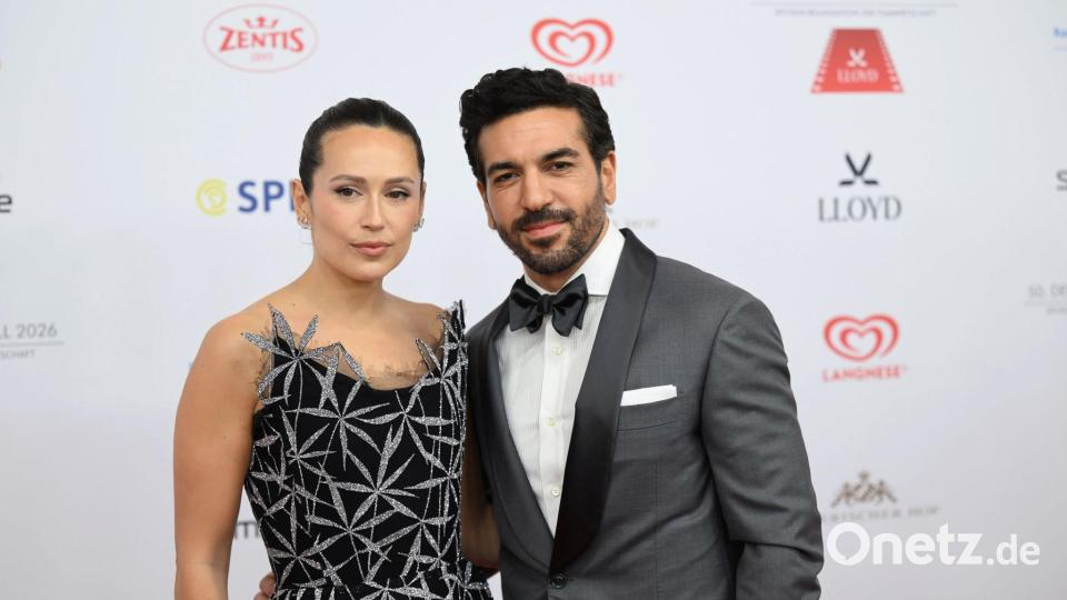 M'Barek und seine Frau Jessica Anfang des Jahres beim Deutschen Filmball. (Archivbild) Bild: Felix Hörhager/dpa