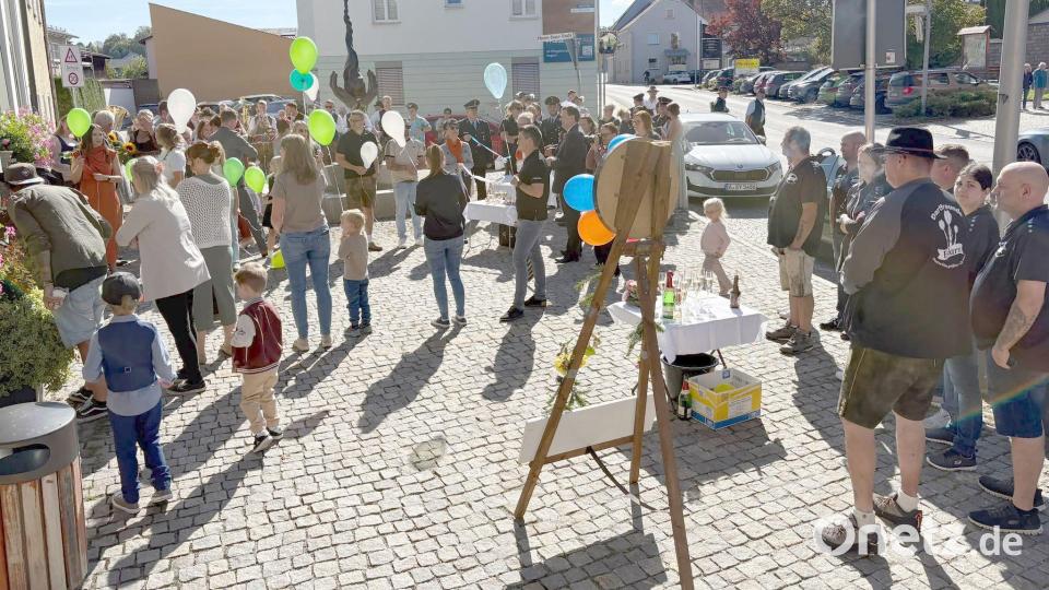 Nach der Trauung durften Paula und Fabian Wild viele Glückwünsche entgegen nehmen. Bild: Karl Ziegler