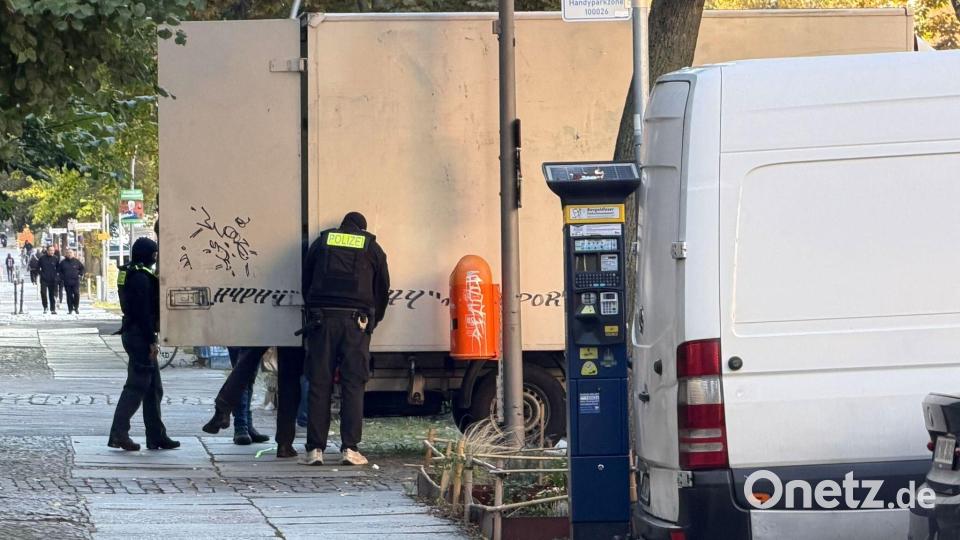 Polizeibeamte durchsuchen einen Lastwagen im Ortsteil Gesundbrunnen. Bild: Sven Kaueler/dpa